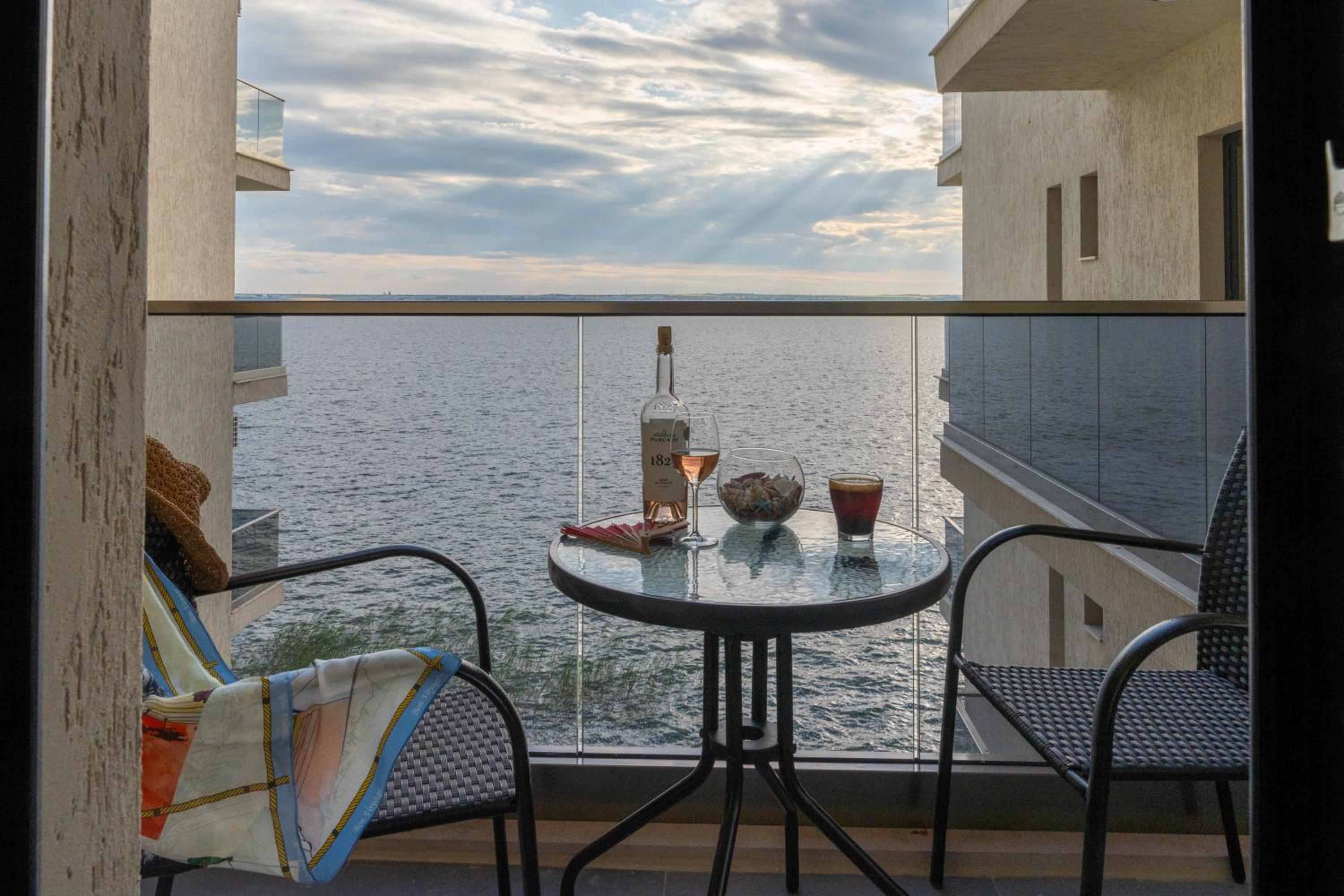 Lake Studio Mamaia Butoaie